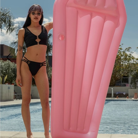 Pink coffin float - Picture 2 of 3